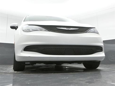 Used 2023 Chrysler Voyager LX image 31