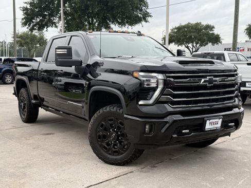 Used 2024 Chevrolet Silverado 2500 High Country w/ High Country Premium Package AWD/4WD image 2