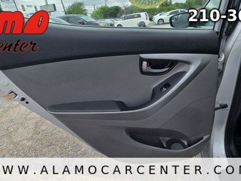 Used 2014 Hyundai Elantra SE image 25