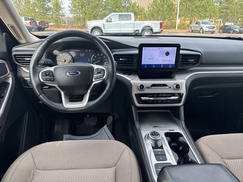 Used 2023 Ford Explorer XLT image 2