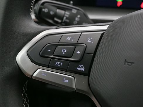 New 2025 Volkswagen Tiguan SE image 24