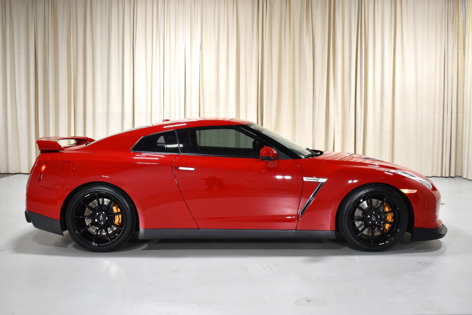 Used 2009 Nissan GT-R Premium AWD/4WD image 4