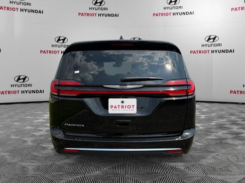 Used 2025 Chrysler Pacifica Select FWD image 4