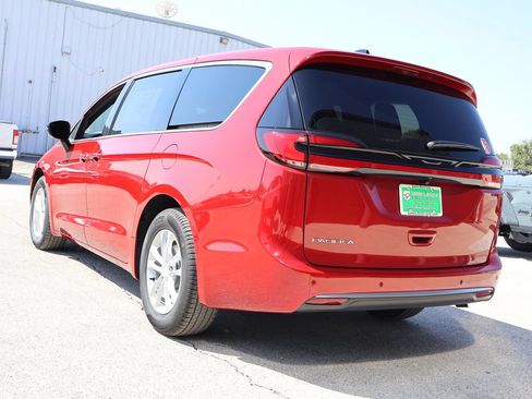 New 2027 Chrysler Pacifica Select FWD image 3