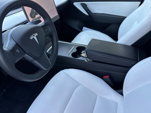 Used 2021 Tesla Model Y Long Range image 11