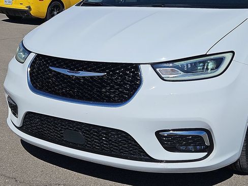 Used 2022 Chrysler Pacifica Limited FWD image 7