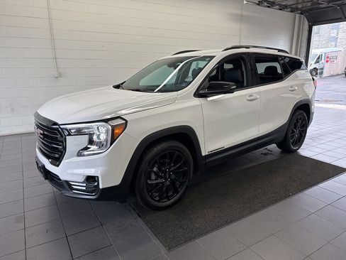 Used 2024 GMC Terrain SLT w/ Tech Package FWD image 4