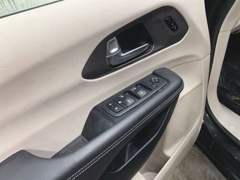 Used 2024 Chrysler Pacifica Touring-L image 21