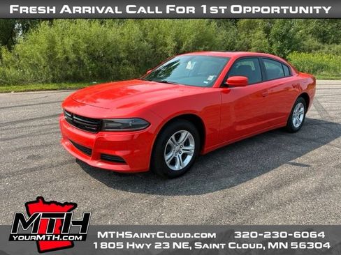 Used 2020 Dodge Charger SXT w/ Leather Interior Group RWD image 4