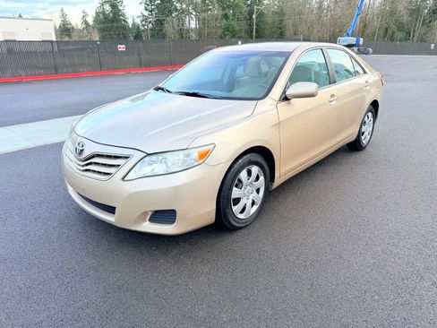 Used 2011 Toyota Camry LE image 1