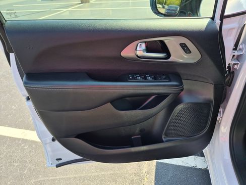Used 2025 Chrysler Pacifica Select FWD image 11