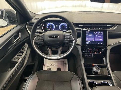 New 2025 Jeep Grand Cherokee Altitude AWD/4WD image 18