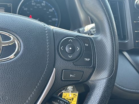 Used 2018 Toyota RAV4 LE FWD image 6