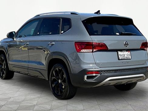 Used 2023 Volkswagen Taos SE w/ Panoramic Sunroof Package FWD image 4