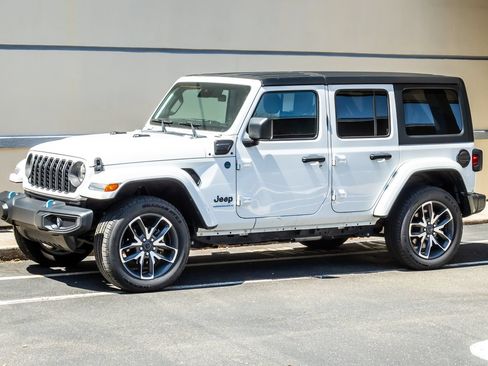Used 2024 Jeep Wrangler Unlimited AWD/4WD image 3