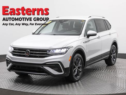 Used 2023 Volkswagen Tiguan SE image 1