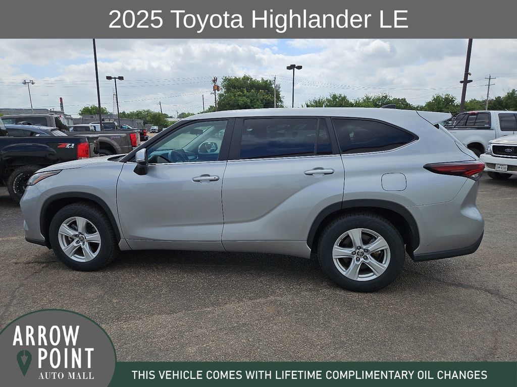 Used 2025 Toyota Highlander LE FWD image 7