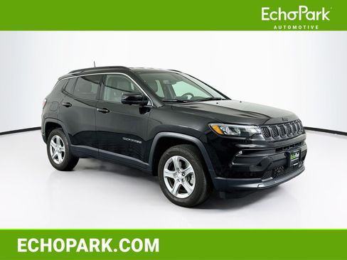 Used 2023 Jeep Compass Latitude w/ Convenience Group AWD/4WD image 1