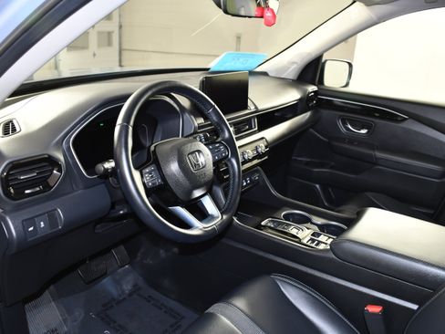 Certified 2025 Honda Pilot Touring image 2