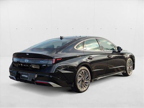 Used 2025 Hyundai Sonata Limited FWD image 2