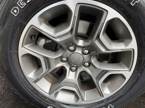 Used 2022 Jeep Cherokee Trailhawk image 9