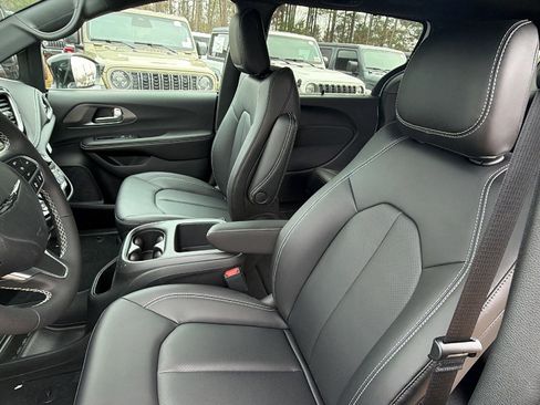 New 2026 Chrysler Pacifica Select FWD image 17