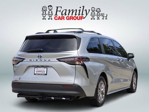 Used 2025 Toyota Sienna XLE image 4