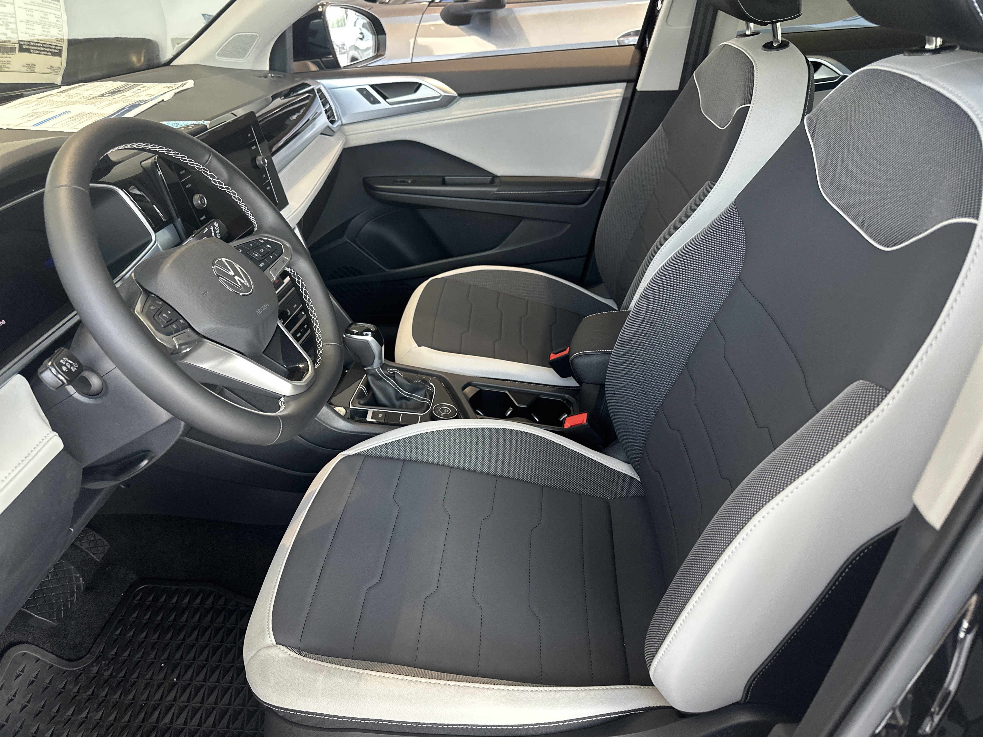 New 2025 Volkswagen Taos SE AWD/4WD image 4