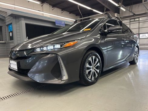 Used 2020 Toyota Prius Prime XLE image 3