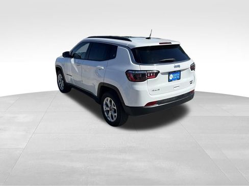 Used 2025 Jeep Compass Latitude w/ Sun & Sound Group AWD/4WD image 4