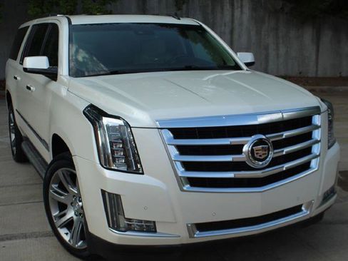 Used 2015 Cadillac Escalade ESV Luxury image 2