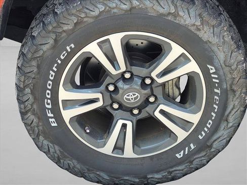 Used 2017 Toyota Tacoma TRD Sport AWD/4WD image 15