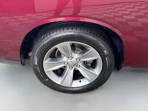Used 2019 Dodge Challenger SXT image 31