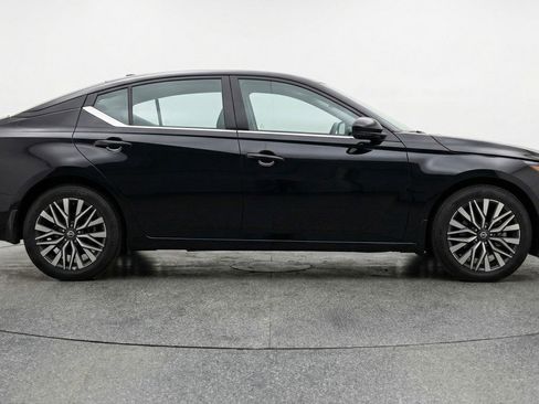 Used 2025 Nissan Altima 2.5 SV FWD image 11