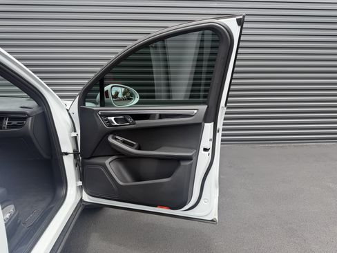 Certified 2023 Porsche Macan AWD/4WD image 26