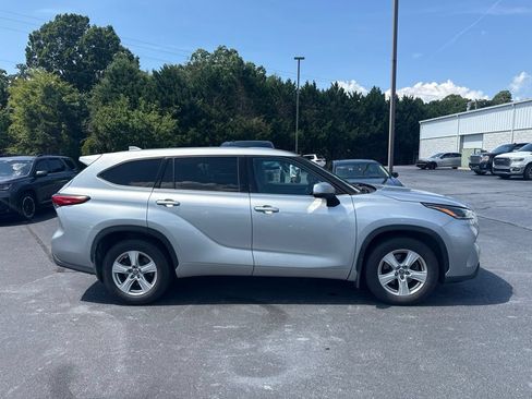 Used 2021 Toyota Highlander LE AWD/4WD image 3