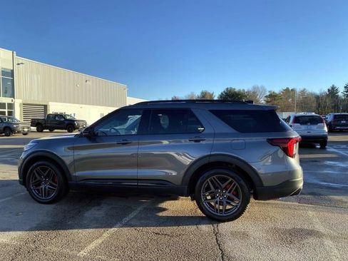Used 2025 Ford Explorer ST image 6
