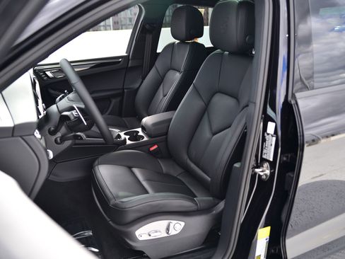 Used 2026 Porsche Macan AWD/4WD image 12