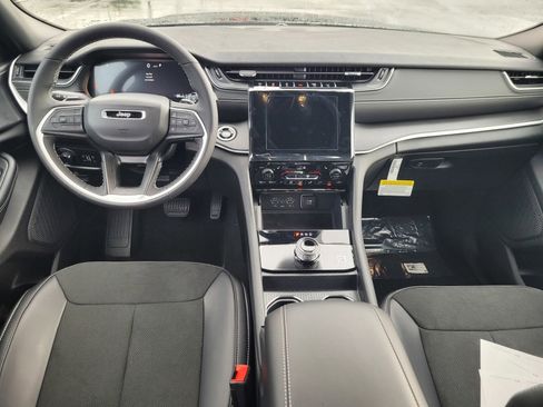New 2025 Jeep Grand Cherokee Altitude image 9