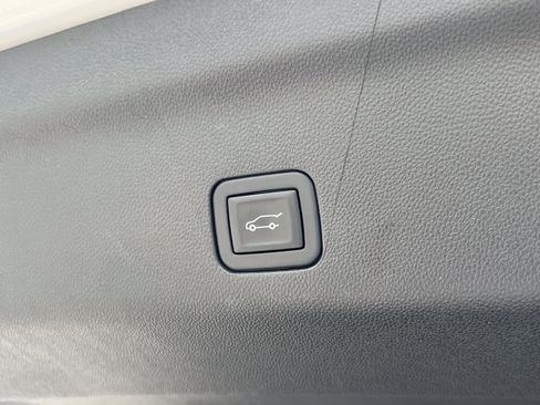 Used 2023 GMC Yukon Denali RWD image 31