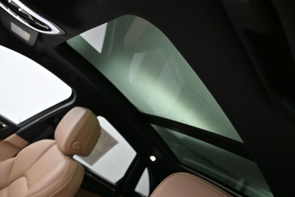 Certified 2025 Porsche Macan AWD/4WD image 11
