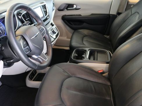 Used 2020 Chrysler Pacifica Touring-L image 17