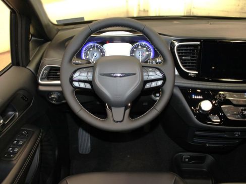 New 2026 Chrysler Pacifica Select w/ S Appearance Package image 11