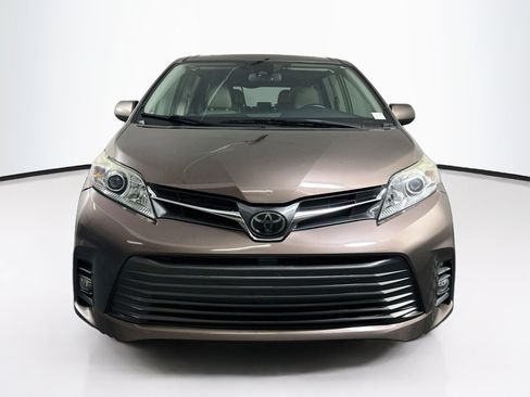 Used 2018 Toyota Sienna XLE FWD image 2