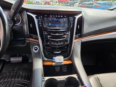 Used 2016 Cadillac Escalade ESV Luxury AWD/4WD image 6