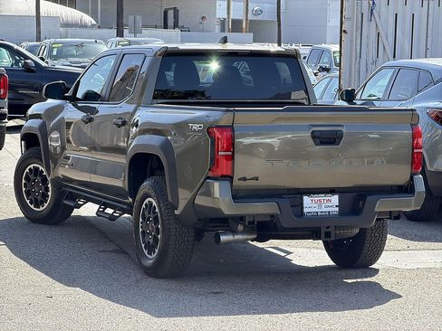 Used 2025 Toyota Tacoma TRD Off-Road AWD/4WD image 7