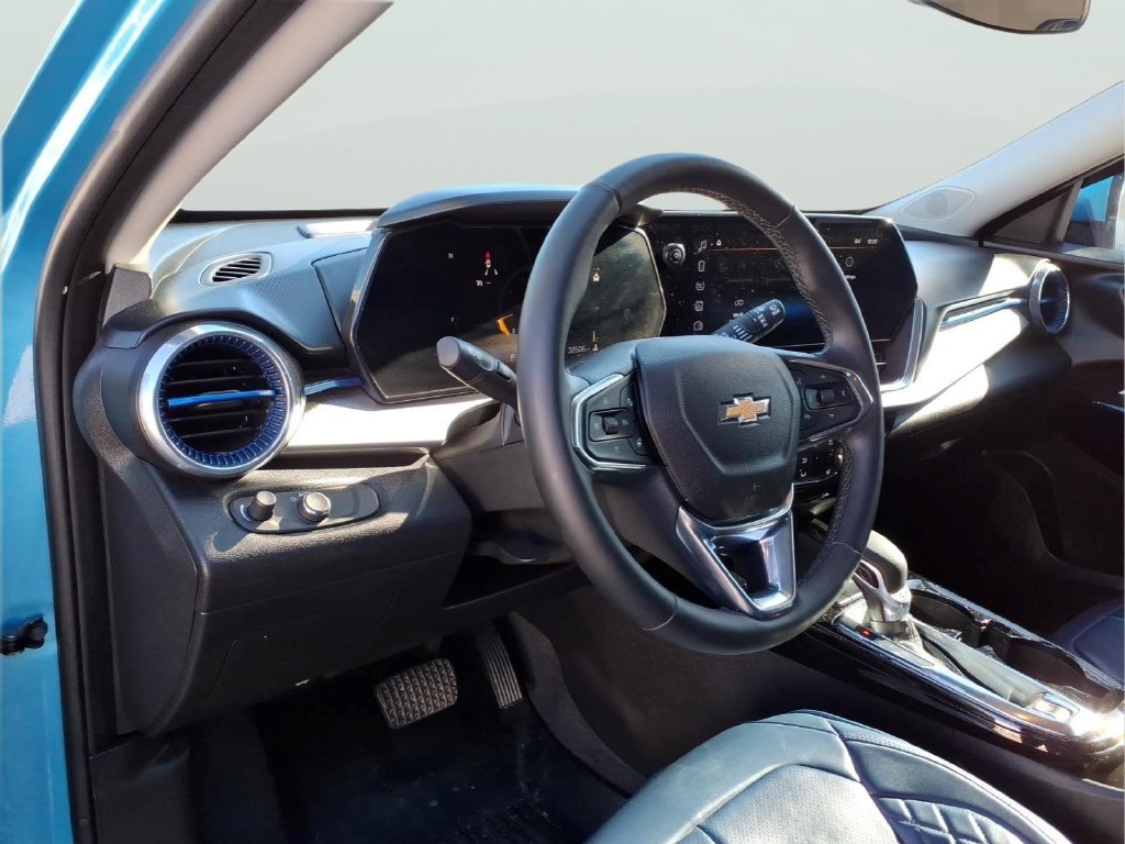 Used 2025 Chevrolet Trax LT w/ LT Convenience Package FWD image 14