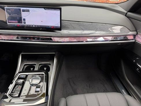 Used 2025 BMW i7 eDrive50 w/ Premium Package image 17