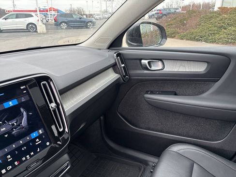Certified 2025 Volvo XC40 B5 Core image 27