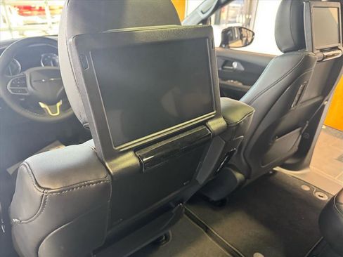 Used 2026 Chrysler Pacifica Select image 10